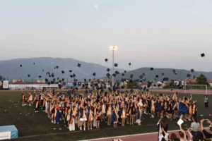 saglik-bilimleri-fakultesinde-mezuniyet-coskusu-EOIhy7re.jpg