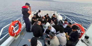 yunanistan-duzensiz-gocmenleri-lastik-bota-bindirerek-olume-itti-ArYNptIT.jpg