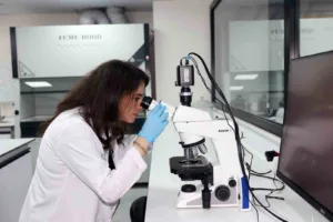100-yil-gida-analiz-laboratuvarinda-pestisit-kalinti-analizleri-yapiliyor-1fD49iZa.jpg