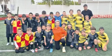 ZARİFE TURGUT YEĞENİNİ ZİYARET ETTİMilas Erginspor takımının yönetim kurulunda basın sözcüsü ola