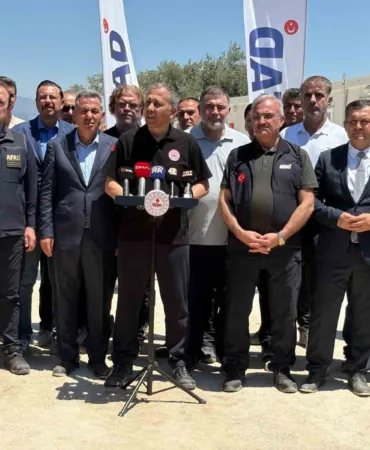 icisleri-bakani-yerlikaya-izmirde-yanan-koyleri-ziyaret-etti-C8f2zyzf.jpg