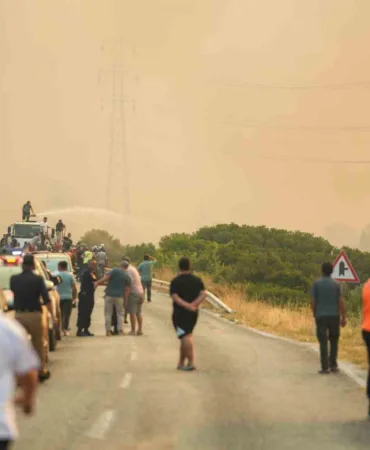 izmirde-yanginla-mucadele-suruyor-Aa8Ttrue.jpg