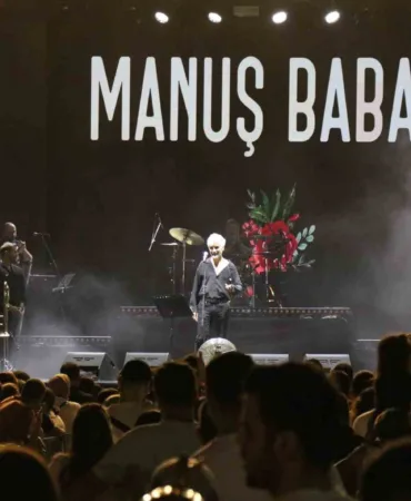 manus-baba-demotta-hayranlariyla-bir-araya-geldi-UFpf5tEW.jpg