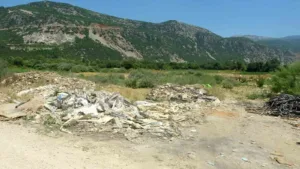moloz-yiginlari-karabaglar-yaylasini-tehdit-ediyor-ZmZ7yOAS.jpg