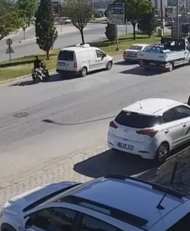 motosiklet-surucusunun-metrelerce-savruldugu-anlar-guvenlik-kamerasinda-Vls1RE5L.jpg