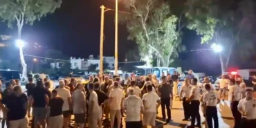 BODRUM'DA TAKSİCİLERLE VIP MİNİBÜSÇÜLER BİRBİRİNE GİRDİ: 150 TAKSİCİ CADDEYİ TRAFİĞE KAPATTI