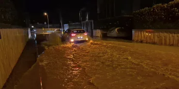 BODRUM'U SAĞANAK YAĞIŞ: YOLLAR KAPANDI, EV VE İŞ YERLERİNİ SU BASTI