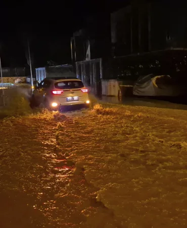BODRUM'U SAĞANAK YAĞIŞ: YOLLAR KAPANDI, EV VE İŞ YERLERİNİ SU BASTI