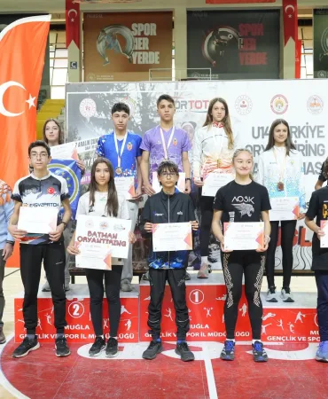 MUĞLA'DA ORYANTİRİNGDE GENÇ YILDIZLAR KUPALARINA KAVUŞTU