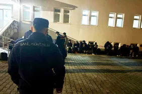 MİLAS'TA BİRİ ÇOCUK 33 DÜZENSİZ GÖÇMEN YAKALANDI