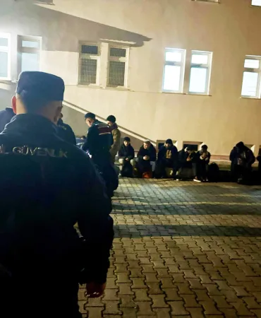 MİLAS'TA BİRİ ÇOCUK 33 DÜZENSİZ GÖÇMEN YAKALANDI