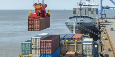Beladung eines Containerschiffes