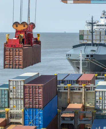 Beladung eines Containerschiffes