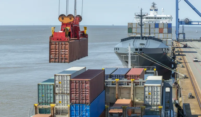 Beladung eines Containerschiffes