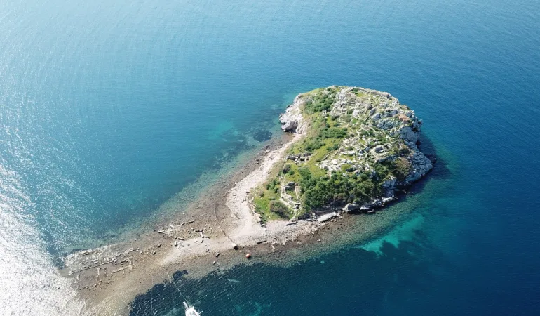 GÜMÜŞLÜK KOYUNDA SULAR ÇEKİLDİ, 3 BİN 500 YILLIK KRAL YOLU ORTAYA ÇIKTI