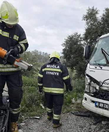 milas-ta-kamyonetler-carpisti-_1774282500_dLShXH